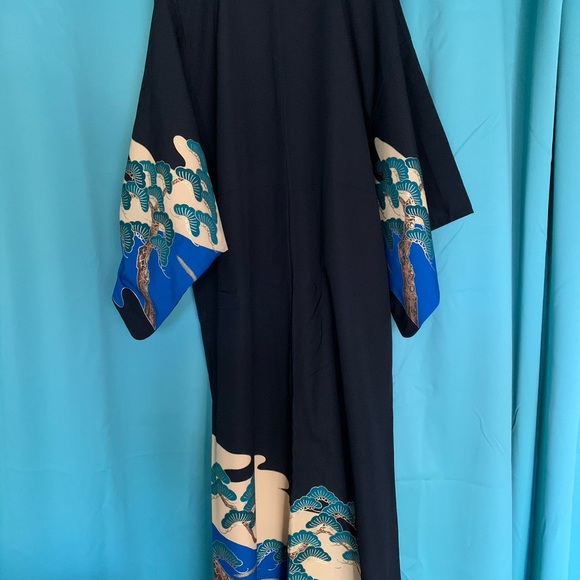 Authentic Hand Sewn Japanese Kimono - Picture 3 of 7